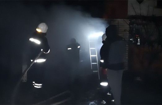 Пожар в гараже под Харьковом: мужчины пытались спасти авто и пострадали сами