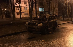 В Харькове в новогоднюю ночь сгорел внедорожник (ФОТО)