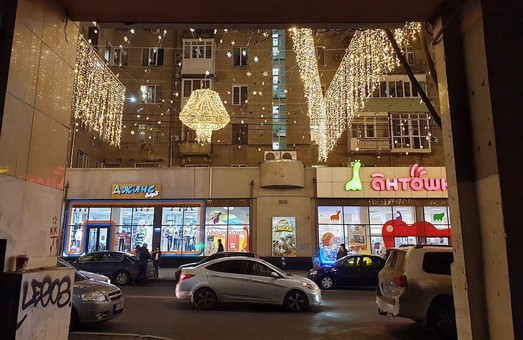 Харьковчан возмутили ямы на дорогах в нескольких метрах от «Звездного неба» (ФОТО)