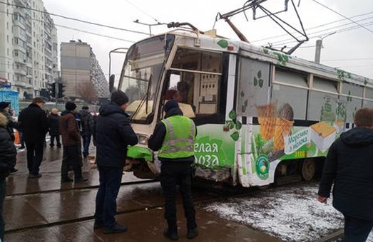 В Харькове трамвай «примял» легковушку: есть пострадавшие (ФОТО)