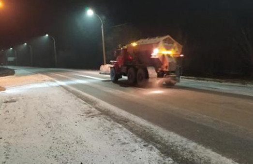 Дороги Харьковской области засыпали солью