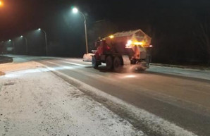 Дороги Харьковской области засыпали солью