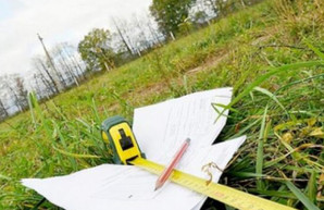 Чиновник и полицейский присвоили участок земли под Харьковом – ГБР