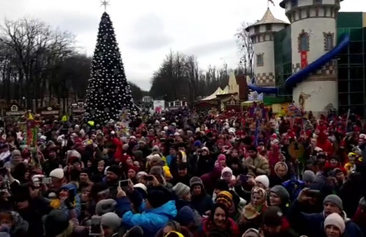 «Нова радість стала»: в Харькове массово спели колядку (ВИДЕО)