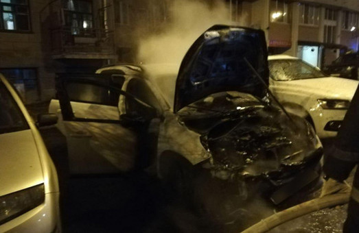 В Харькове снова сожгли машину (ФОТО)