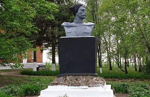 Активисты нашли под Харьковом памятник Чапаеву и требуют его снести