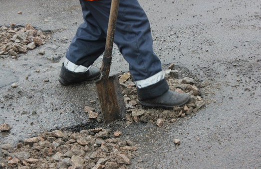 Харьковские дороги могли ремонтировать мусором, а не щебнем – ХАЦ