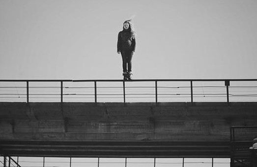 Пыталась прыгнуть с моста: в Харькове девушку спасли от суицида