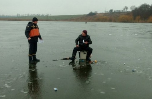 Спасатели напоминают: выходить на тонкий лед - опасно