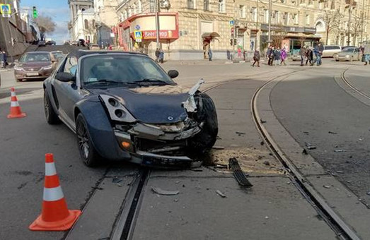 В центре Харькове BMW влетел в машины на парковке (ФОТО)