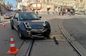 В центре Харькове BMW влетел в машины на парковке (ФОТО)