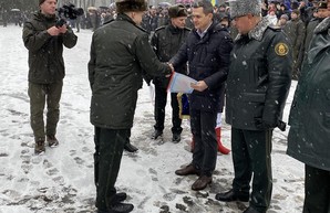 Кучер поздравил молодых нацгвардейцев с получением дипломов (ФОТО)