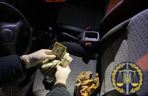 На Харьковщине правоохранители попались на взятке в тысячу долларов (ФОТО)