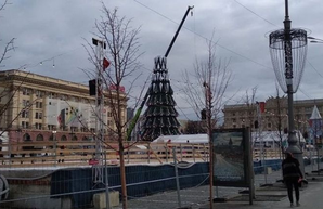На площади Свободы демонтируют елку