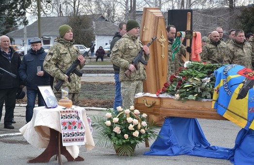 На Харьковщине простились с погибшей на Донбассе боевым медиком Клавдией Сытник (ФОТО)