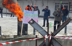 На Барабашово строят баррикады и устанавливают противотанковые ежи (ФОТО)