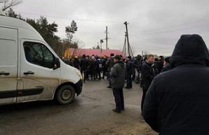 Под Харьковом перекрыли трассу: люди протестуют против добычи сланцевого газа (ФОТО)