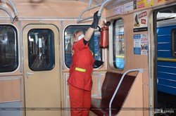 В метро Харькова дезинфицируют вагоны перед выходом на линию (ФОТО)
