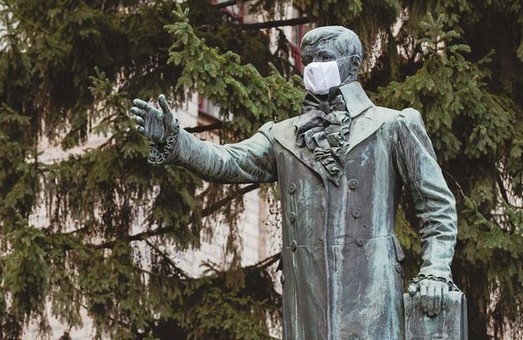 На памятники в центре Харькова надели защитные маски (ФОТО)