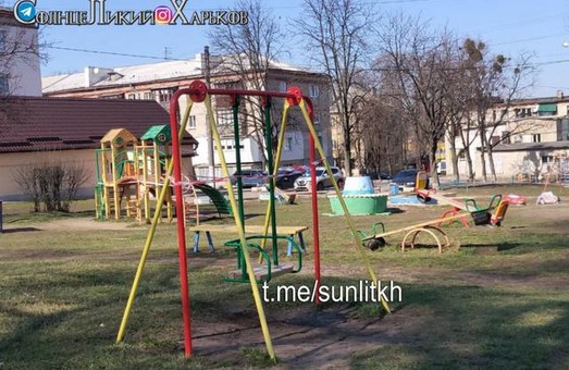 В Харькове опечатывают детские площадки (ФОТО)