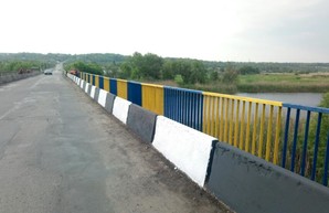 На дорогах государственного значения устанавливают дорожные знаки и ремонтируют автопавильоны