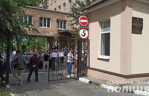 Столкновения возле чернобыльской больницы: правоохранители задержали полтавчанина