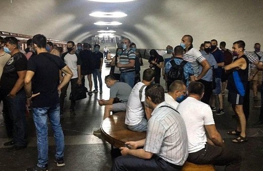 Машинисты Харьковского метрополитена вышли на акцию из-за долгов по зарплате (фото)