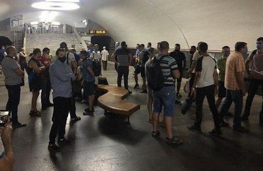 «Денег нет, но вы держитесь»: руководство Харьковского метрополитена не знает, когда выплатит долги машинистам