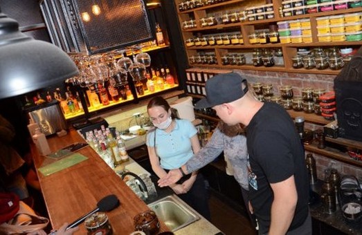 Ночной рейд по барам и клубам: в Харькове проверили, как соблюдают карантин