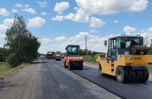На трассе Полтава – Красноград настилают новое дорожное покрытие (ФОТО)