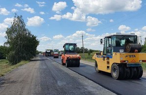На трассе Полтава – Красноград настилают новое дорожное покрытие (ФОТО)