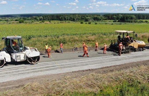 На дороге Мерефа - Змиев продолжается ремонт (ФОТО)