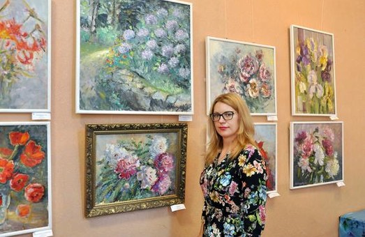 В галерее «Искусство Слобожанщины» пройдет встреча с автором выставки «Вальс цветов»