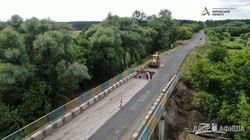 На мосту в Печенежском районе, который не ремонтировался почти полвека, снимают старый асфальт (ФОТО, ВИДЕО)