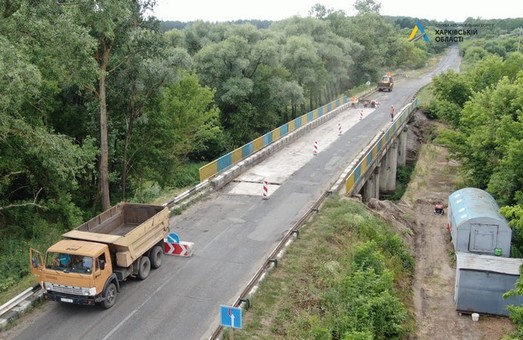 На мосту в Печенежском районе, который не ремонтировался почти полвека, снимают старый асфальт (ФОТО, ВИДЕО)