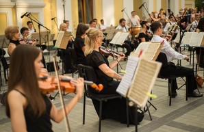 Артисты Харьковской филармонии собираются в поля