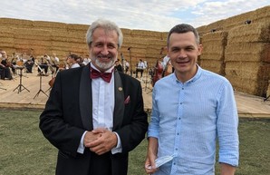 Артисты Харьковской филармонии сыграли на сеновале