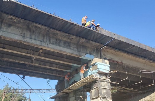 Возле Безлюдовки продолжается ремонт путепровода (ФОТО)