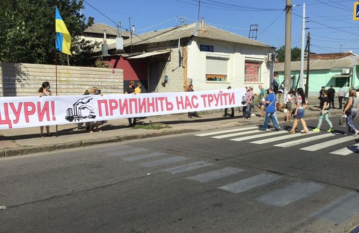 Закрыть «Коксохим»: в Харькове люди перекрыли улицу