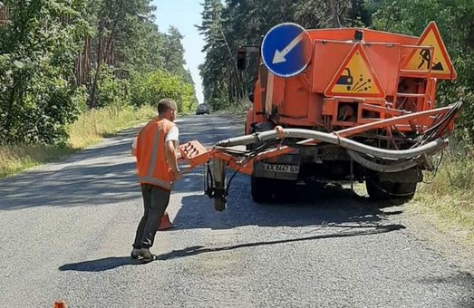 На дорогах Харьковщины продолжается ямочный ремонт: отчет САД за неделю (ФОТО)