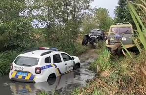 Под Харьковом полицейские сели в лужу (ВИДЕО)