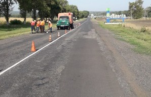 На дорогах Харьковщины продолжается ямочный ремонт (ФОТО)