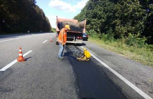 На дорогах Харьковщины продолжается ямочный ремонт (ФОТО)