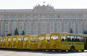 Районы и ОТГ Харьковщины получили 18 новых школьных автобусов (ФОТО)