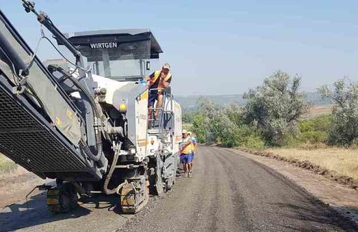 Стартовал ремонт дороги Изюм-Барвинково: в этом году восстановят пять километров (ФОТО)