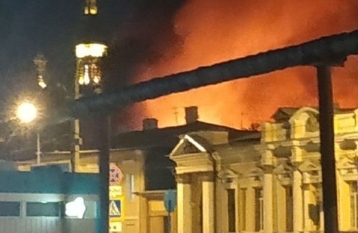 Пожар в Харькове: горит Благовещенский рынок (ВИДЕО)