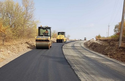 На Харьковщине продолжается ремонт дороги Изюм - Барвенково (ФОТО)