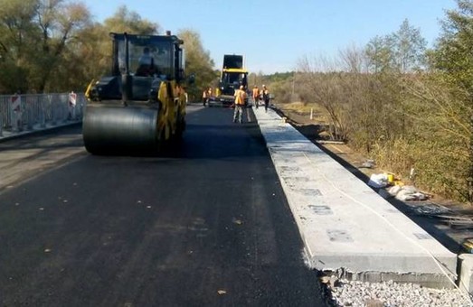 Продолжается ремонт моста на трассе Чугуев - Печенеги - Великий Бурлук (ФОТО)