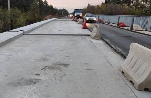 Ремонт моста возле Безлюдовки: что сделано за месяц (ФОТО)