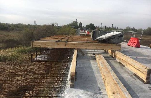 На Харьковщине продолжается ремонт моста через реку Орель (ФОТО)